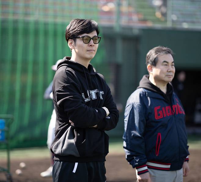 ▲ 신유열 롯데지주 미래성장실장(좌)이 일본 미야자키현 미야코노조 구장을 방문해 롯데 자이언츠와 치바롯데 마린스 선수들을 격려했다. ⓒ롯데 자이언츠