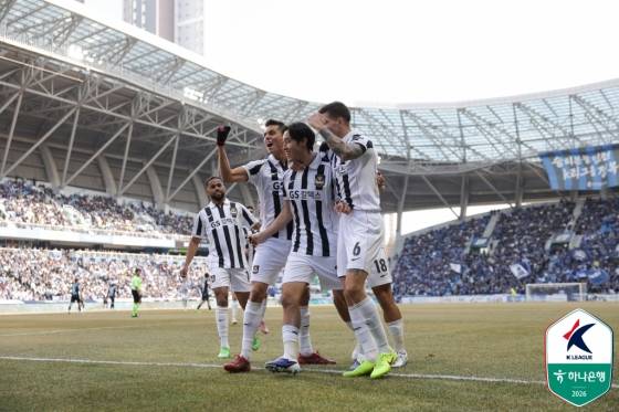 FC서울 선수들이 지난 28일 인천축구전용경기장에서 열린 '하나은행 K리그1 2026' 개막전에서 선제골을 넣고 기뻐하고 있다. /사진=한국프로축구연맹 제공
