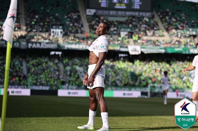 몬타뇨가 1일 오후 2시 전주월드컵경기장에서 열린 하나은행 K리그1 2026 1라운드 동점골을 넣고 복근 세리머니를 선보이고 있다. /사진=한국프로축구연맹 제공