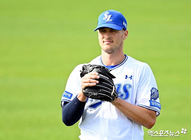 삼성 라이온즈가 외국인 투수 맷 매닝을 교체하기로 했다. 매닝은 지난 24일 연습경기 등판을 마친 뒤 팔꿈치 통증을 느꼈고, 한국에서 병원 검진을 받은 결과 팔꿈치 인대 손상이 발견됐다. 일본 오키나와에 머무르던 이종열 삼성 단장은 대체 외국인 선수 영입을 위해 급히 귀국했다. 엑스포츠뉴스 DB