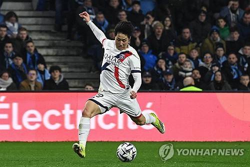 파리 생제르맹(PSG) 이강인이 답답했던 팀의 꽉 막힌 공격의 혈을 뚫는 마법 같은 패스로 승점 3점을 선물하며 PSG의 보물이라는 평가를 받았다. PSG는 1일(한국시간) 프랑스 르아브르의 스타드 오세안에서 열린 2025-2026시즌 프랑스 리그1 24라운드 원정 경기에서 르아브르를 1-0으로 꺾고 귀중한 승리를 챙겼다. 이강인은 르아브르의 질식 수비 속에서도 빛났다. 다가오는 유럽축구연맹(UEFA) 챔피언스리그 16강 첼시전을 앞두고 루이스 엔리케 감독의 눈도장을 확실하게 찍은 영양가 만점의 활약이었다. 연합뉴스