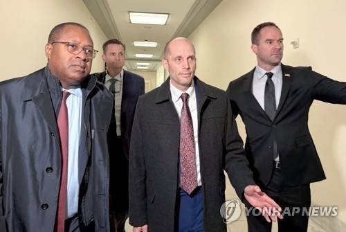 미 하원 법사위 증언 나선 로저스 쿠팡 한국법인 임시대표  해롤드 로저스 쿠팡 한국법인 임시 대표(가운데)가 지난 23일(현지시간) 미국 워싱턴DC의 연방 하원 법사위 회의장에 비공개 증언을 하기 위해 들어가고 있다. [연합뉴스 자료사진]