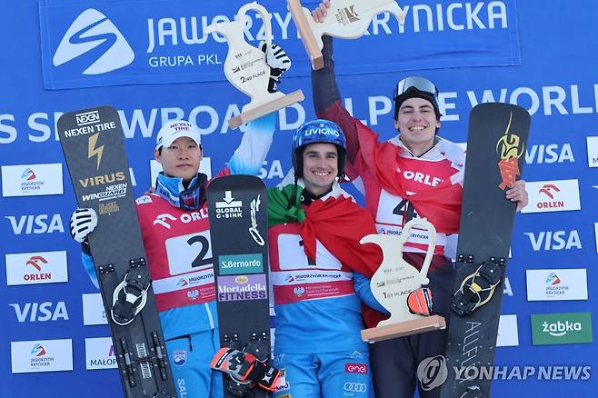 폴란드 월드컵 시상대에 오른 이상호(왼쪽) [EPA=연합뉴스]