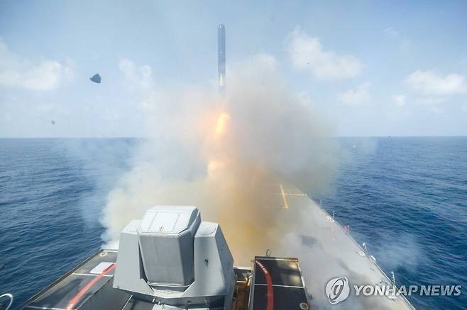 이란을 향해 발사되는 미군 미사일 [로이터=연합뉴스. 재판매 및 DB 금지. US CENTCOM via X via REUTERS  THIS IMAGE HAS BEEN SUPPLIED BY A THIRD PARTY.   Verification lines: The location and the date when the video was filmed could not be verified. U.S. confirmed attack on Iran on Saturday (February 28). No older version of the video was found posted before Saturday (February 28)]