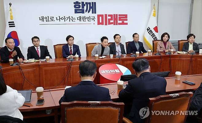 중진 의원들과 비공개 면담 갖는 장동혁 대표 (서울=연합뉴스) 이동해 기자 = 국민의힘 장동혁 대표가 26일 국회에서 중진 의원들과 면담하고 있다. 2026.2.26 eastsea@yna.co.kr