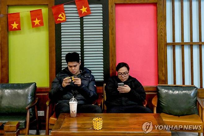 베트남의 휴대폰 이용자들 베트남 하노이의 한 카페에서 휴대폰을 이용하는 사람들
[AFP 연합뉴스 자료사진, 재판매 및 DB 금지]
