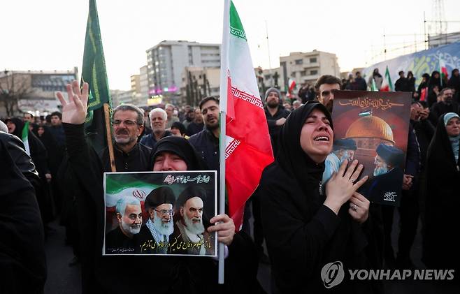 아야톨라 세예드 알리 하메네이 이란 최고지도자 사망 소식에 오열하는 이란 시민들 [로이터=연합뉴스. 재판매 및 DB 금지]