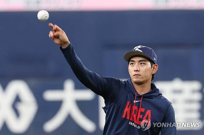 WBC 평가전 앞두고 훈련 돌입한 이정후 (오사카=연합뉴스) 임화영 기자 = 월드베이스볼클래식(WBC) 출전을 앞둔 한국 야구 대표팀 주장 이정후가 1일 일본 오사카 교세라돔에서 훈련하고 있다. 2026.3.1 hwayoung7@yna.co.kr