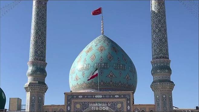 1일 곰의 잠카런 모스크에 걸린 붉은 깃발 [프레스TV 캡처 재판매 및 DB 금지]