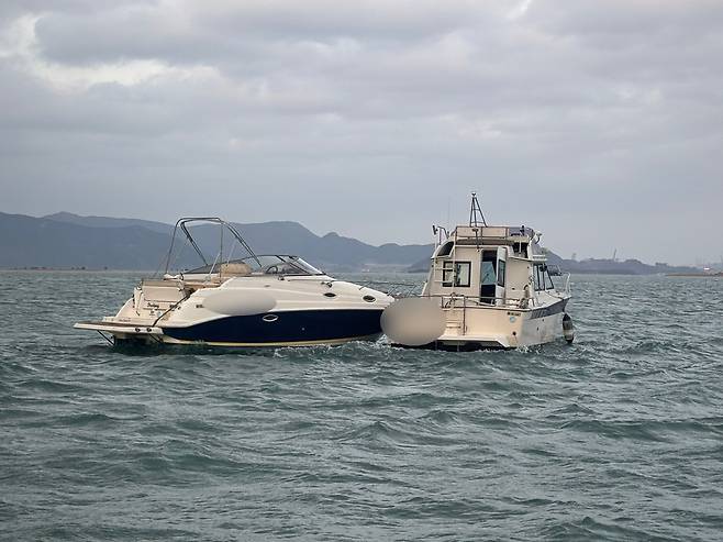 좌초됐던 모터보트 [부산해양경찰서 제공. 재판매 및 DB 금지]