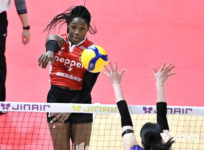 공격 펼치는 페퍼저축은행 조이 [한국배구연맹 제공. 재배포 및 DB 금지]