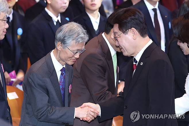 이재명 대통령, 조희대 대법원장과 악수 (서울=연합뉴스) 김도훈 기자 = 이재명 대통령이 1일 서울 강남구 코엑스에서 열린 제107주년 3·1절 기념식에서 조희대 대법원장과 악수하고 있다. 2026.3.1  [청와대통신사진기자단] superdoo82@yna.co.kr