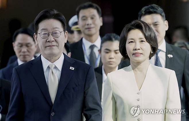 이재명 대통령, 싱가포르 방문 (싱가포르=연합뉴스) 한상균 기자 = 싱가포르를 국빈방문한 이재명 대통령과 김혜경 여사가 1일 창이 국제공항에 도착한 공군1호기에서 내려 이동하고 있다. 2026.3.1 xyz@yna.co.kr