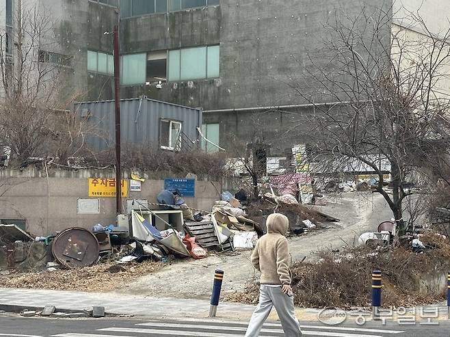 인천 미추홀구 용현2동에 위치한 폐건물 주변에 각종 쓰레기와 폐기물이 쌓여 있다. 장수빈기자