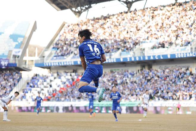 지난달 28일 수원월드컵경기장서 열린 프로축구 K리그2 경기서 수원 삼성의 박현빈이 서울이랜드를 상대로 동점골을 터트린후 환호하고 있다. 사진=한국프로축구연맹