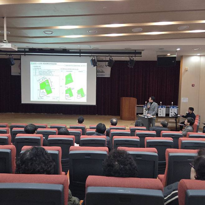 대전시는 '대전역세권 재정비촉진계획 변경(안)'에 대한 주민·전문가 의견 수렴을 위해 2월 27일 동구 소제동 전통나래관 대회의실에서 공청회를 개최했다.사진제공은 대전시