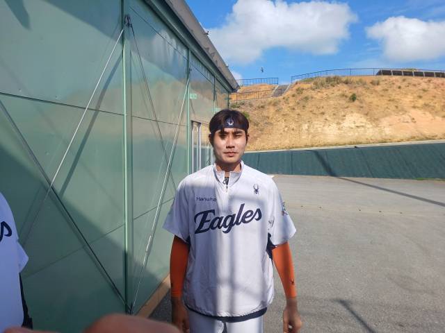 한화이글스 심우준이 일본 오키나와 한화 스프링캠프에서 인터뷰를 하고 있다. 일본 오키나와=권혁조 기자.