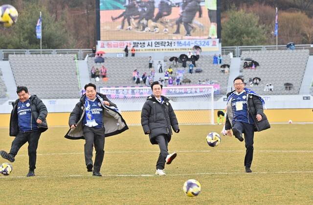 ▲ 김태흠 지사, 충남아산FC 홈 개막 시구-충남도 제공