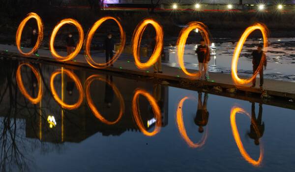 정월 대보름을 엿새 앞둔 지난 25일 광주 북구 서방천 인근에서 임동 주민들과 임동행정복지센터 직원들이 깡통에 불을 담아 돌리며 액운을 쫓고 한 해의 안녕을 기원하는 쥐불놀이를 하고 있다. 판영석 기자