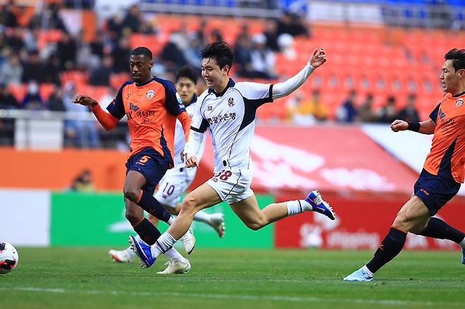 광주FC 문민서가 지난 1일 열린 제주 원정 개막전에서 제주 미드필더 이탈로와 볼을 다투고 있다. <광주FC 제공>