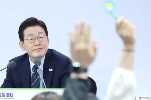 이재명 대통령이 27일 전북 전주시 전북대학교에서 열린 '전북의 마음을 듣다' 타운홀미팅 간담회에서 참석자들의 발언권 요청을 받고 있다. /연합뉴스