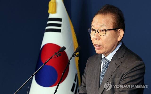 더불어민주당 김이수 중앙당 공천관리위원장이 2일 서울 여의도 중앙당사에서 공천 심사 결과를 발표하고 있다. /연합뉴스