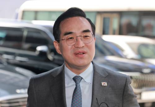 청와대는 2일 이재명 대통령이 기획예산처 장관 후보자에 박홍근 의원을 지명했다고 밝혔다. 사진은 더불어민주당 박홍근 의원이 지난달 23일 서울 영등포구 여의도 더불어민주당 중앙당사에서 열린 광역단체장 후보 면접에 참석하며 취재진 질문에 답하고 있는 모습. 연합뉴스