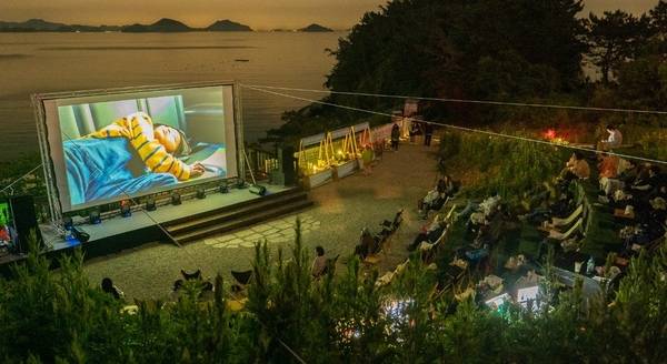 제1회 추도 섬 영화제. /경남도