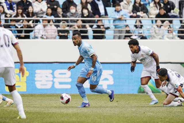 프로축구 대구FC 마테우스 세라핌이 지난 1일 화성FC와의 경기에서 화성 문전으로 드리블하고 있다. 대구FC 제공