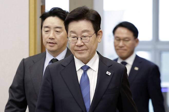 이재명 대통령이 5일 청와대에서 열린 수석보좌관회의에 입장하고 있다. 뉴스1