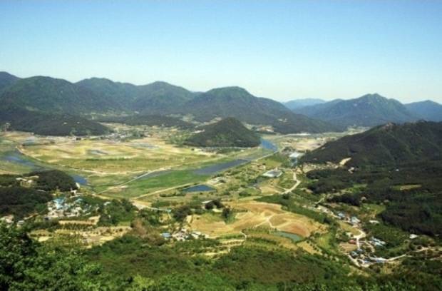 100여 년 전 뜨거웠던 만세 운동의 역사를 품고 평화롭게 흐르는 동천강의 모습. 청도군 제공