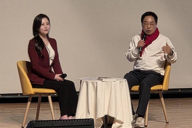 ▲ 국민의힘 김 섭 영천시장 예비후보자가 출판기념회 북콘서트에서 참석자들에게 책 내용을 설명하고 있다. 권오석 기자