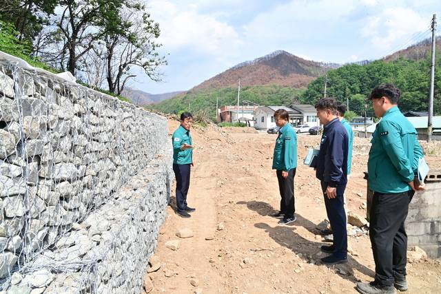 윤경희 청송군수가 재난 취약시설을 점검하고 있다. 청송군 제공