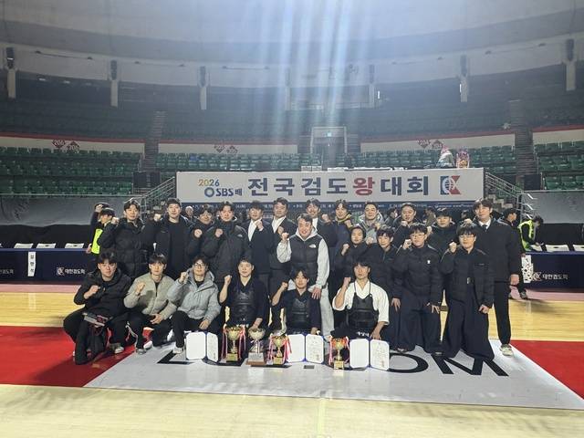 2026년 SBS배 전국검도왕대회에서 일반부 우승과 대학부 3위, 초등부 3위를 차지한 대구 선수단이 기념사진을 찍고 있다. 대구광역시검도회 제공