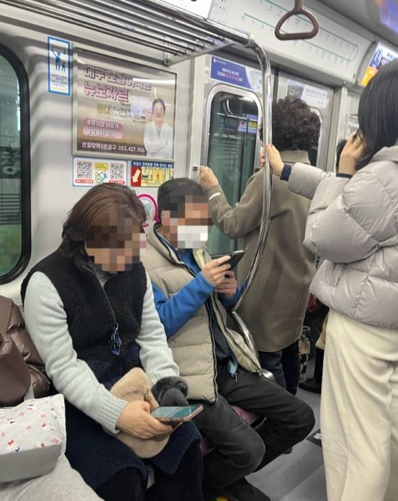 대구 지하철 임산부 배려석에 앉아있는 남자 승객. 독자 제공
