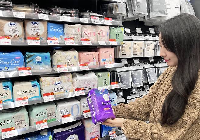 유통업계가 여성용품 생리대 가격 인하에 적극적으로 나서고 있다. 이재명 대통령이 지난달 국무회의에서 국내 생리대 가격이 비싸다며 지적하자 대형마트, 편의점 등 다양한 업계가 반응하고 있다. <GS리테일 제공>