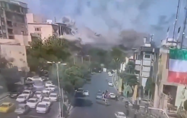 공습당한 이란(사진=유튜브 화면 갈무리)