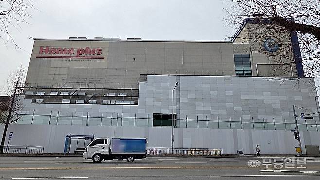 26일 광주 동구 옛 홈플러스 계림점 부지(계림동 505-900번지)에서는 대형마트 지상부 철거 공사가 한창이다. 강승희기자 wlog@mdilbo.com