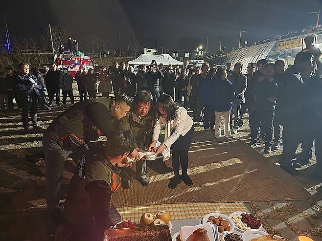 장성황룡중학교가 최근 장성군 황룡면에서 열린 정월대보름 달집태우기 행사에 참여해 지역민들과 전통문화를 나누는 뜻깊은 시간을 가졌다. 장성황룡중 제공