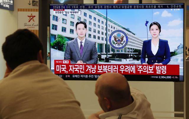 미국과 이스라엘의 공격으로 중동 지역 긴장이 급격히 고조되며 두바이행 노선 등이 결항한 가운데 지난 1일 인천공항에서 외국인들이 관련 뉴스를 시청하고 있다. [사진=연합뉴스]