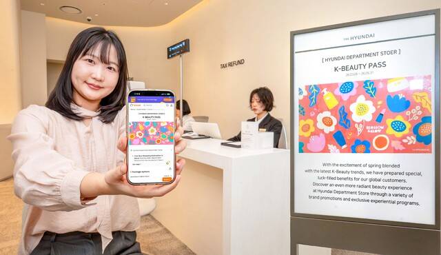 현대백화점이 업계 최초로 한국을 경유하는 환승 외국인 대상 ‘환승투어’를 진행한데 이어, 이번엔 국내외 여행 관련 플랫폼과 손잡고 서울을 여행하는 외국인 관광객을 대상으로 한 투어패스를 선보인다. 사진은 현대백화점 무역센터점 3층 글로벌 라운지에서 직원이 현대백화점 ‘서울 투어패스’를 소개하고 있는 모습.(현대백화점 제공)