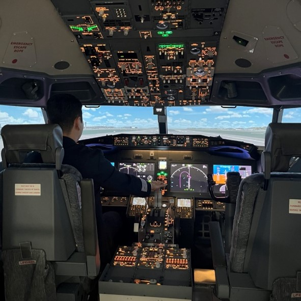 이스타항공의 운항 승무원이 FTD를 활용해 훈련하고 있는 모습./사진=이스타항공 제공