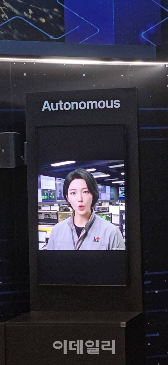 KT가 준비한 디지털 휴먼 '유아'가 전시를 소개하고 있다(사진=KT)