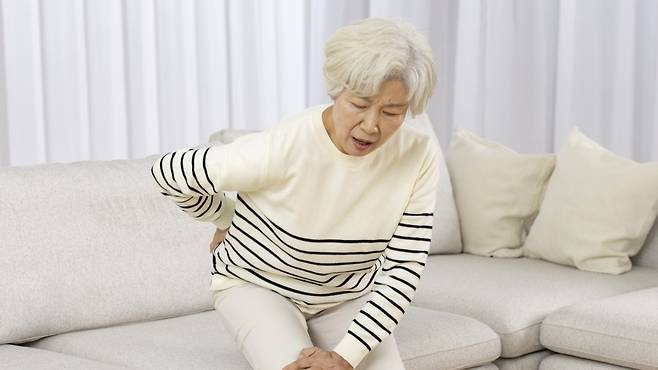 골다공증을 앓고 있을 시 특별한 외상이 없어도 척추압박골절이 발생하기 쉽다 | 출처: 클립아트코리아