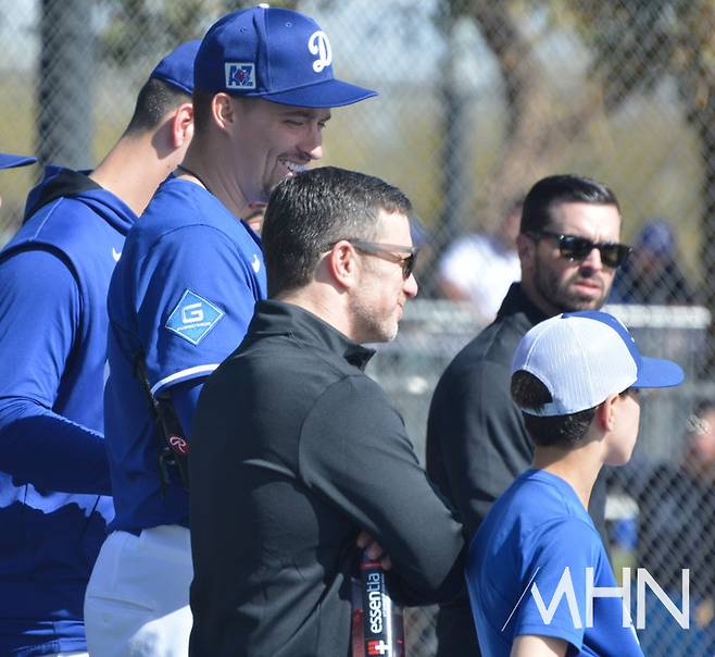 (프리드먼 사장(가운데)이 다저스 선발 블레이크 스넬(왼쪽)과 함께 스프링캠프에서 요시노부의 투구를 살펴보고 있다)