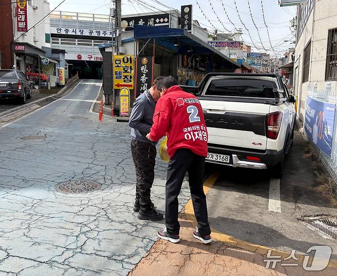 경기 평택을 재선거에 출사표를 던진 국민의힘 이재영 예비후보가 평택읍 안중시장에서 시민들에게 명함을 나눠 주고 있다. 2026.02.26 ⓒ 뉴스1 홍유진 기자