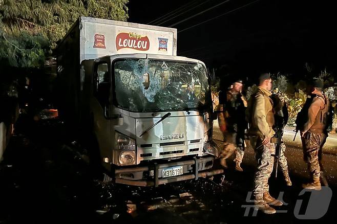 16일(현지시간) 레바논 수도 베이루트 남쪽 시블린에서 이스라엘 드론 공격으로 트럭이 파괴된 현장을 레바논군이 지키고 있다. 지난해 11월 휴전 협정이 체결돼 이스라엘과 헤즈볼라 간의 적대 행위가 종식될 것으로 예상됐지만, 이스라엘은 레바논에 대한 공격을 계속하며 전략적 요충지인 남부 5개 지역에 병력을 주둔시키고 있다. 2025.12.17. ⓒ AFP=뉴스1