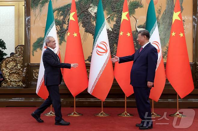 2025년 9월 2일 중국 베이징에서 시진핑 중국 국가주석(오른쪽)과 마수드 페제시키안 이란 대통령이 회담하는 모습. 2025.09.02 ⓒ 로이터=뉴스1