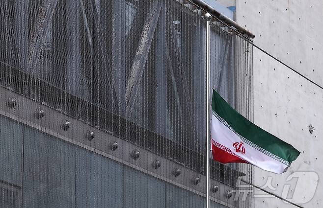 2일 서울 용산구 주한이란이슬람공화국대사관에 조기가 걸려있다. 이란 정부는 지난 1일(현지시간) 최고지도자 아야톨라 세예드 알리 하메네이(86)의 사망을 공식 확인했다. 이란은 하메네이를 애도하기 위해 40일간 국가 애도 기간과 일주일간의 공휴일을 선포했다. 2026.3.2 ⓒ 뉴스1 김성진 기자