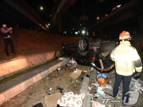 지난 25일 오후 8시 44분쯤 반포대교에서 주행하던 포르쉐 차량이 강변북로를 주행 중이던 벤츠 차량 위로 떨어진 뒤 잠수교까지 추락해 운전자를 포함한 2명이 다치고 차량 4대가 파손되는 사고가 발생했다. 서울 용산경찰서는 사고를 낸 포르쉐 차량에서 프로포폴 주사제와 진정마취용 약물, 일회용 주사기 등을 발견하고 운전자인 30대 여성 A 씨를 이날 자정 40분쯤 긴급체포했다. (용산소방서 제공)2026.2.26 ⓒ 뉴스1